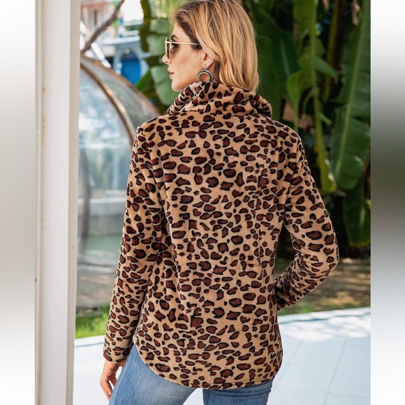 NWOT women’s long sleeve leopard print sweatshirt Sz XL - Picture 3 of 5